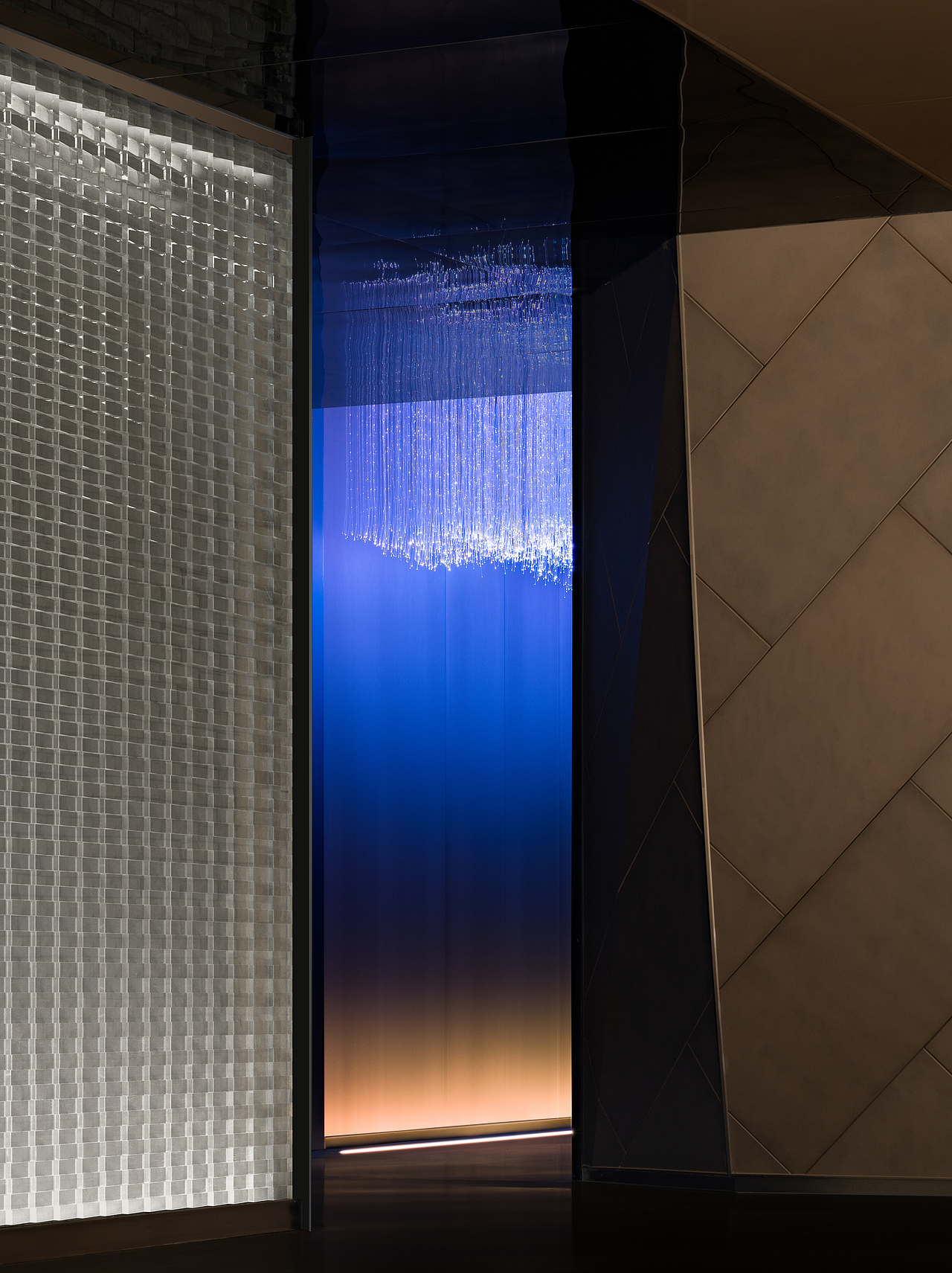 六亿年前太行地区一片汪洋,海水时进时退、沼泽广布、地壳沉浮,数百万年转瞬,太行山脉强烈隆升,势广而盘礴,而时间的河水将这一切卷入渺小支流。
今天,在有限的空间里,设计将这座城的久远历史织进时间之海。<br><br><br><br>02 <br>空间环游<br>宇宙的启示