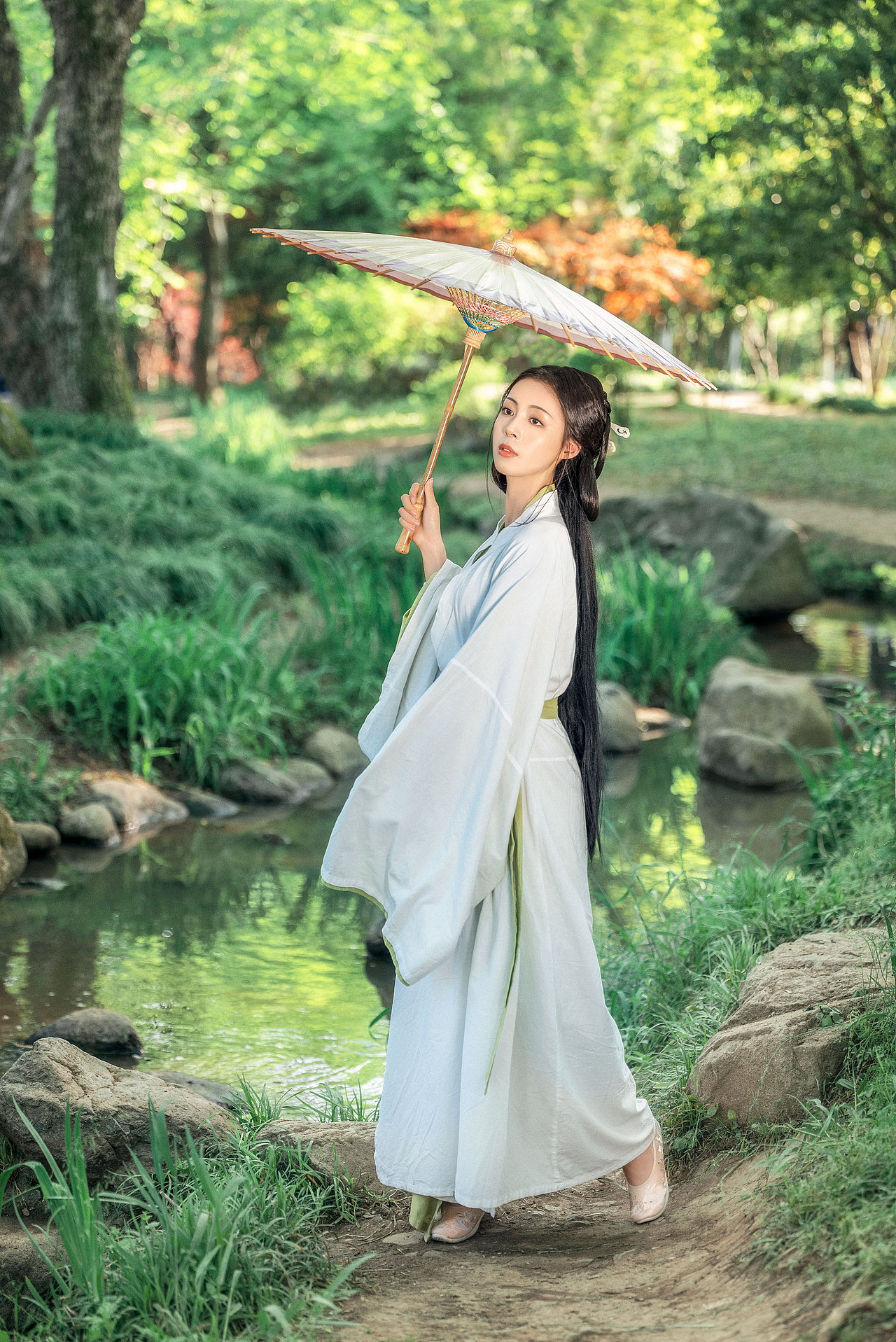 采撷草花幽泉谷