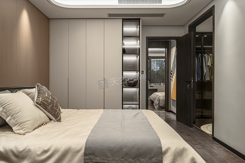 卧室无主灯设计,流线造型,床头背景墙的木色墙板搭配凹凸感的长城板