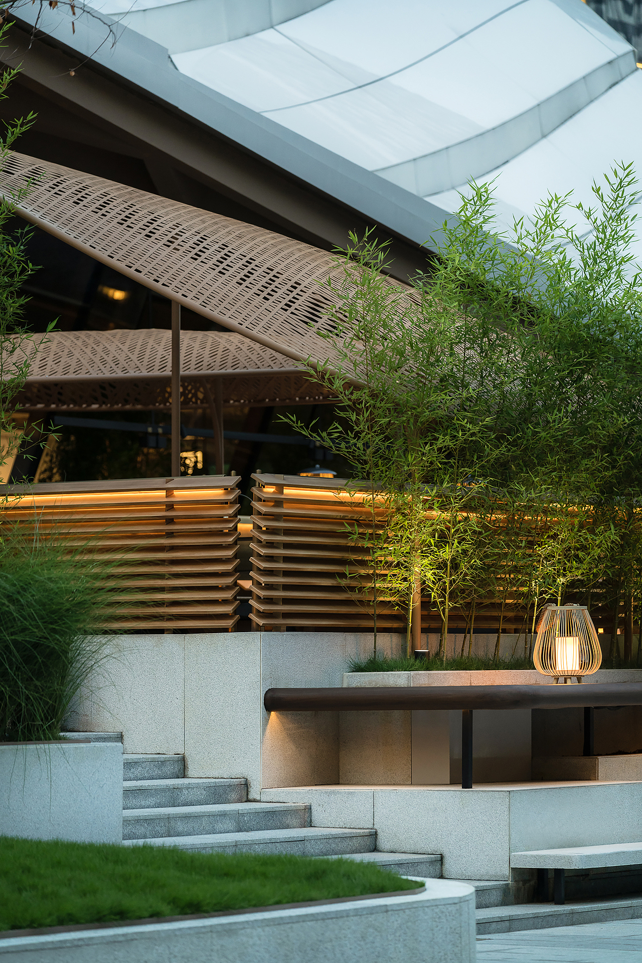 项目名称:川西坝子
项目地点:中国 成都 高新区交子大道456号<br>设计面积:466㎡<br>设计时间:2022年2月<br>开业时间:2022年9月<br>设计公司:蜂鸟设计(www.hdcchengdu.com)<br>主持设计:唐嘉駿 / 刘芮言<br>设计小组:唐嘉駿 / 刘芮言 / 但莎 / 贺雨晴<br>家具及装置设计:树下时上<br>灯光照明艺术设计:蜂鸟设计<br>特別鸣谢:摄影师 贺川