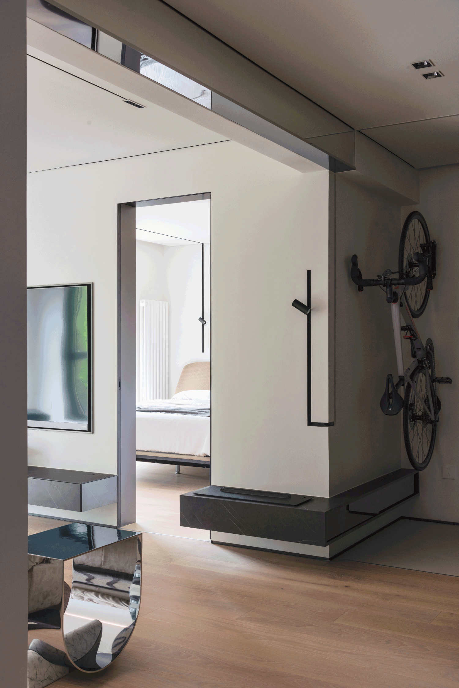 玄关
PORCH ROOM<br><br>MR.:<br>“玄关处格局需改善,出门和回家换衣物不方便,没有临时放健身包的地方。另外没有穿衣镜。”<br><br>QM.:<br>结合业主骑行的爱好,门厅处设置可上墙的自行车安放装置;利用客厅拐角延伸台面,临时放置物品,充分填充闲置空间;没有单独设置穿衣镜,厨房门为镜面玻璃,实现高效利用。