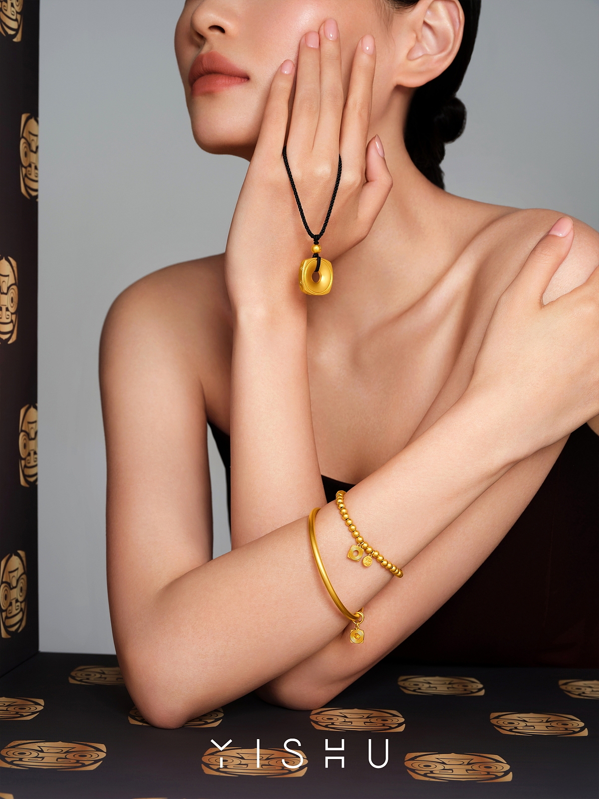 珠宝模特拍摄「黄金」 | 一束摄影YISHU STUDIO（图ZMzU0MzE4NDM2） - 时尚/艺术摄影 - 站酷设计师一束摄影Ray原创素材 - 站酷ZCOOL