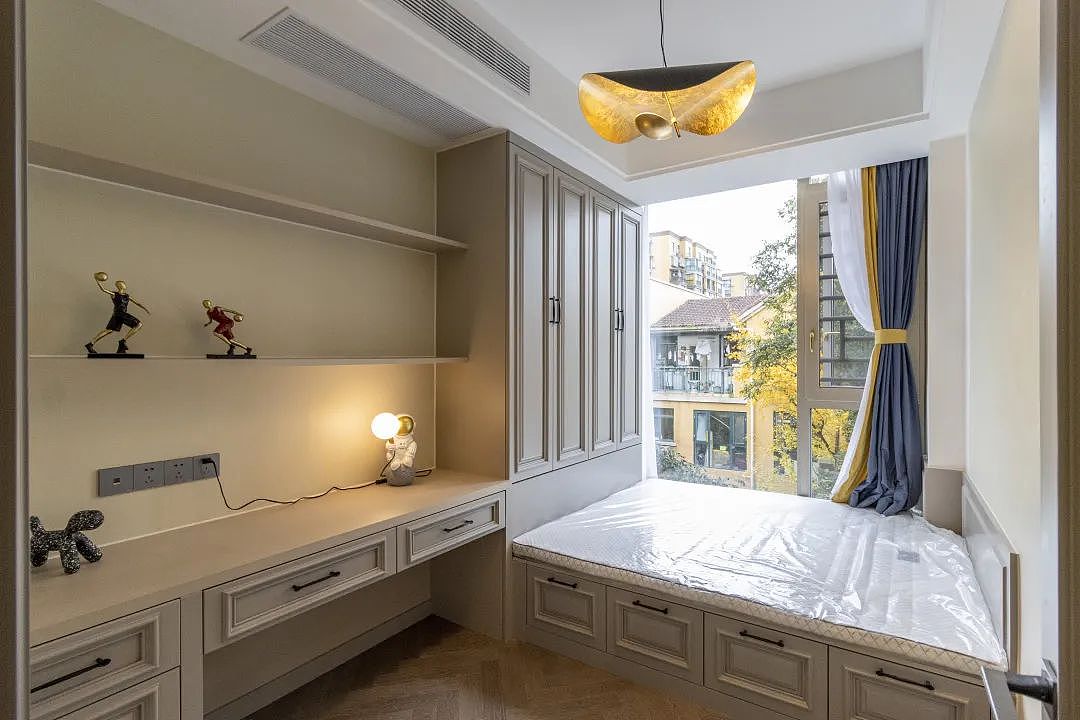 来自意大利CATELLANISMITH品牌
蝠鲼形吊灯,充满童趣与艺术想象<br> <br>弯曲灯罩下的平盘内嵌LED模块,向上发光<br>利用灯罩的反射光照明,柔和唯美<br>给孩子从小营造舒适居住氛围