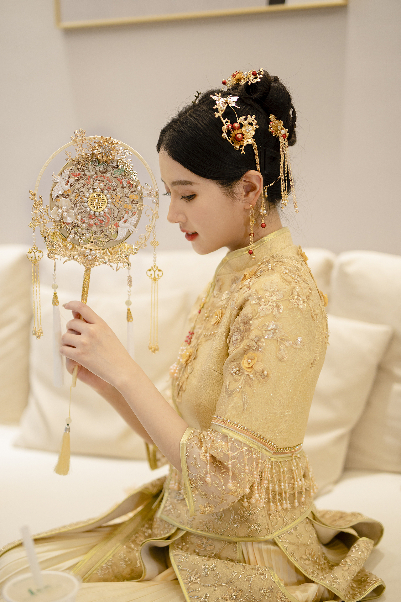 团扇商拍-金灿灿的新娘好美