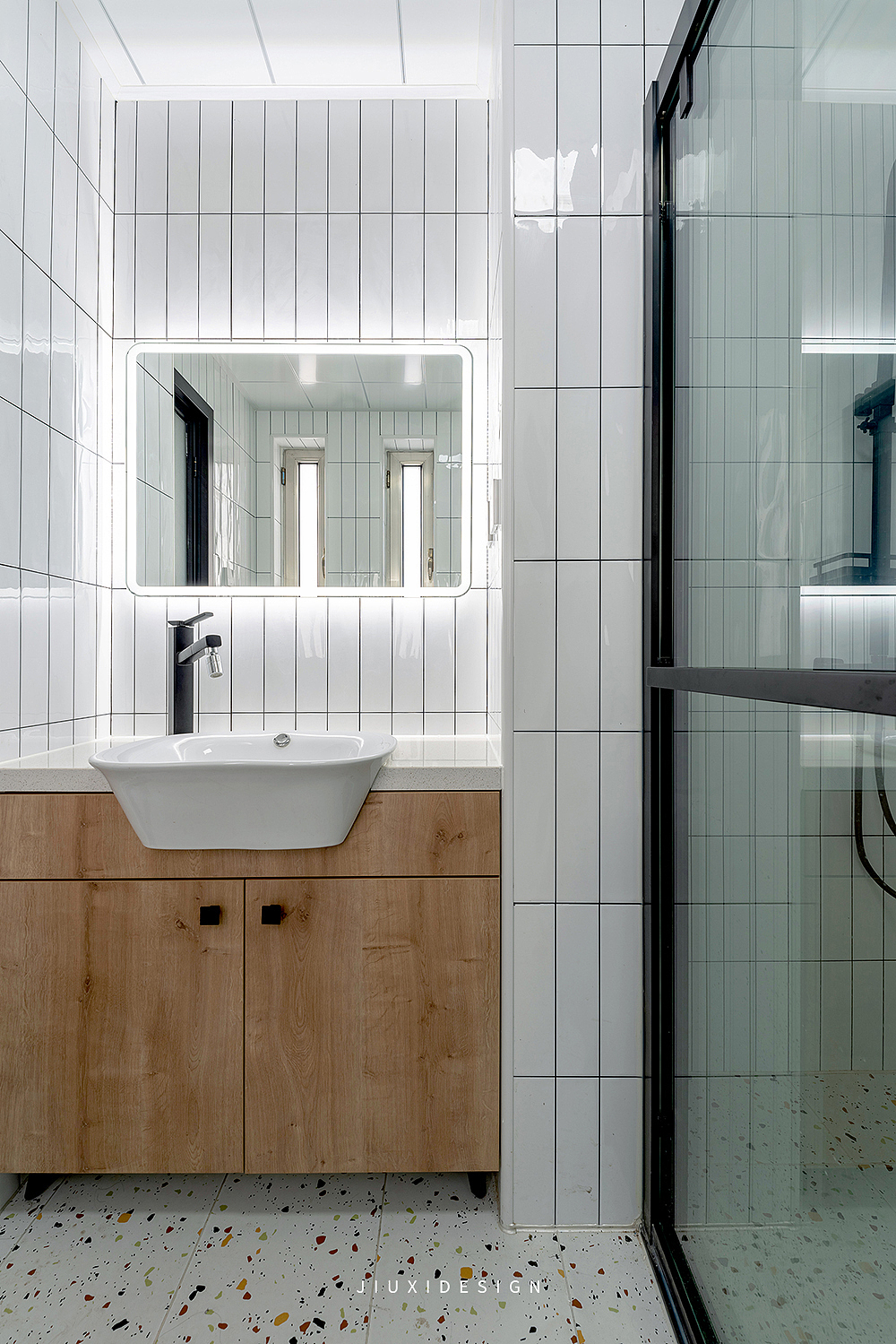 次卫同样做了干湿分离,浴室柜台中盆的设计,解决了深度尺寸太小的问题。