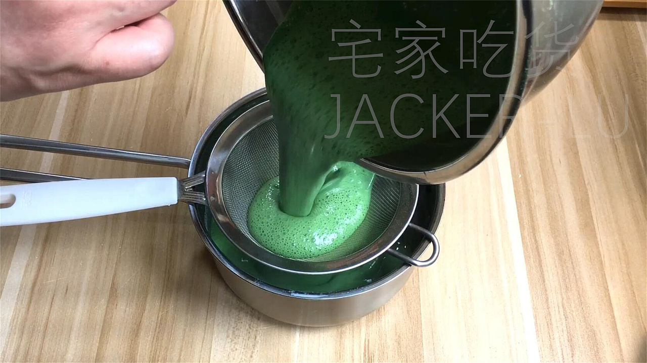 抹茶双色奶油泡芙,丝滑奶油与香醇抹茶,回味无穷。