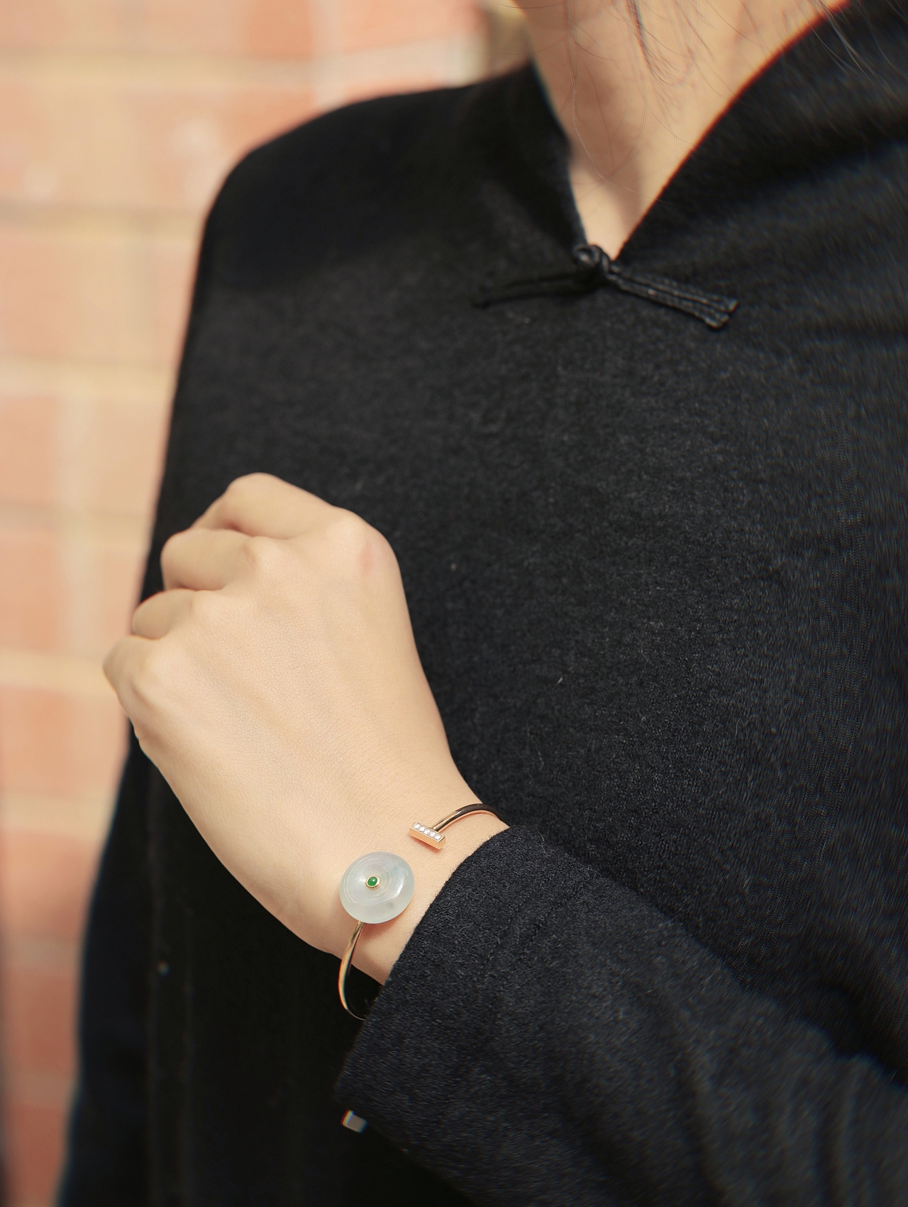 绝美国风平安扣手镯 | 白冰翡翠的东方诗意和设计感