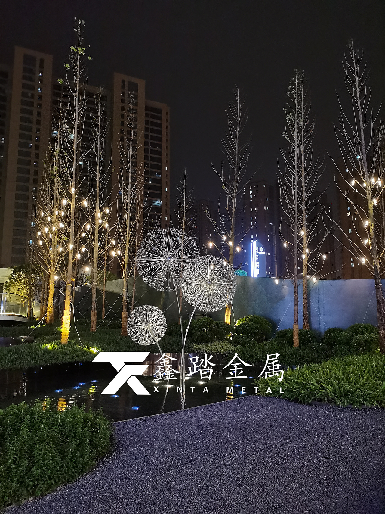 发光不锈钢蒲公英雕塑夜晚效果放射五颜六色的光芒