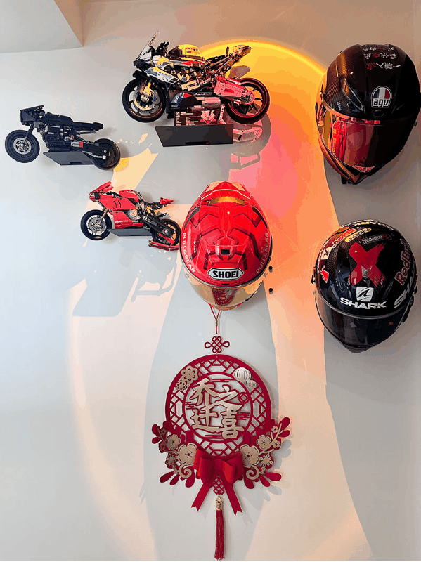 改造优化
<br>1.将四室改三室,增加居住面积<br><br>2.把靠近阳台的次卧和客厅打通,做了两个拱形门采光效果好<br><br>3.把客厅与餐厅之间的过道封了,设计成嵌入式的电视背景墙<br><br>变成了观看电视剧的专属位<br><br>设计理念<br><br>设计师采用柔美与力量的元素,聚焦机车爱好者的展示<br><br>张扬不失力度之美。通过优雅灵动的曲线构造架构<br><br>支棱起绵延起伏的节奏感,张扬有律动线条承接空间的律动感<br><br>一刚一柔元素的碰撞,刚柔并济的互补性<br><br>随着温柔流畅的元素与多变的色彩定位<br><br>烘托空间温润儒雅的气质