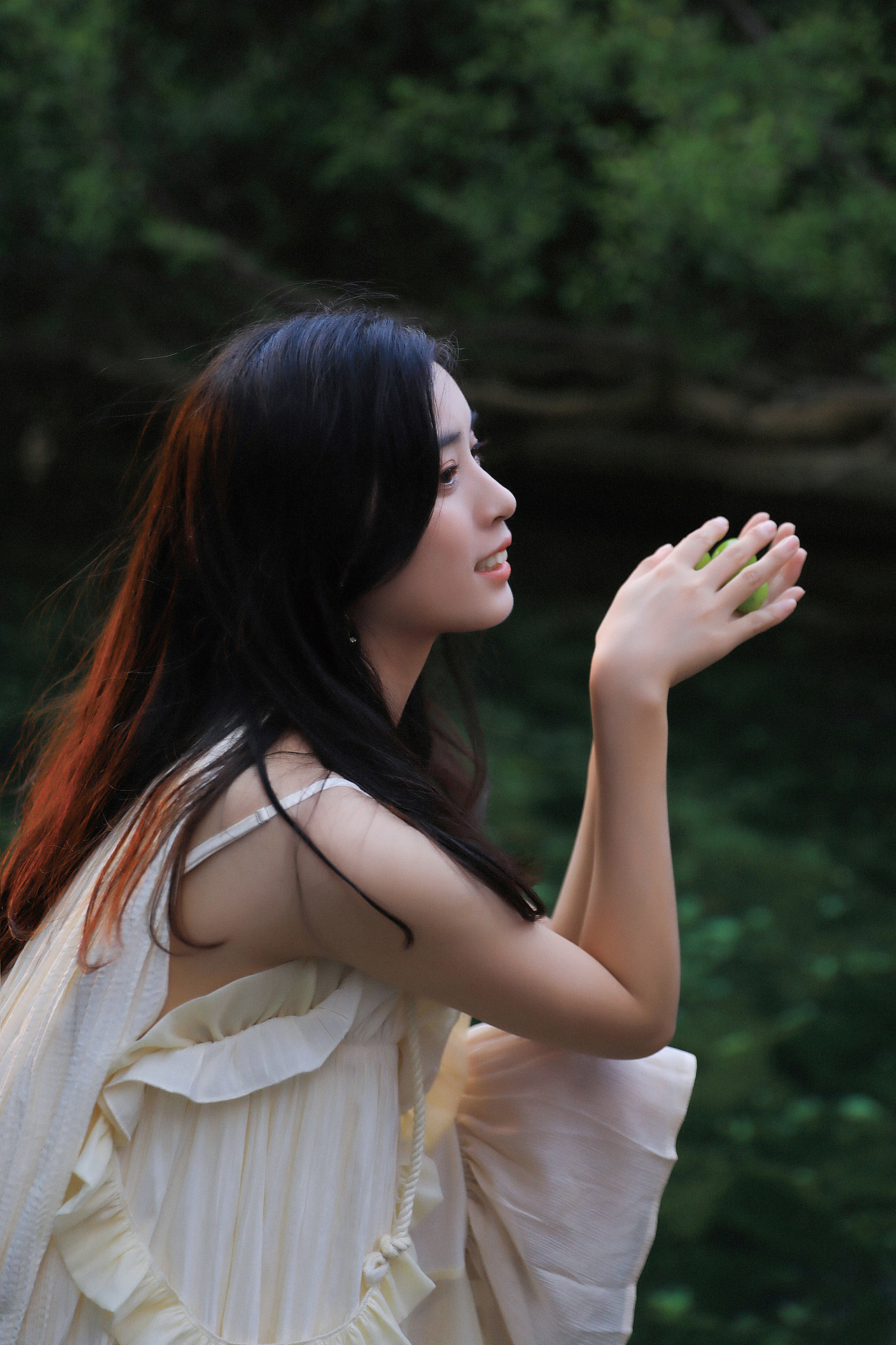 漂亮女孩和气球