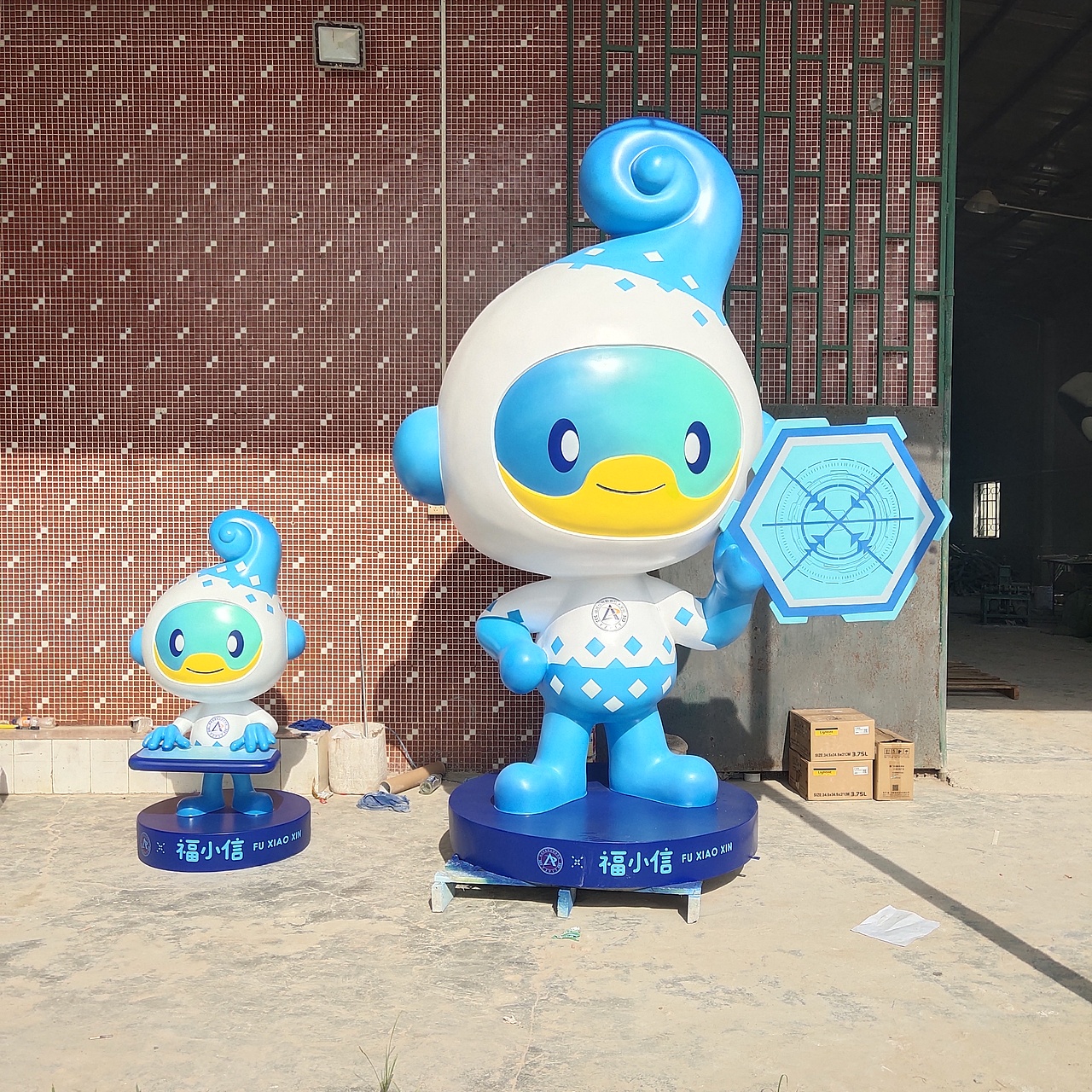 校园毕业季创意卡通定制形象IP吉祥物玻璃钢公仔雕塑