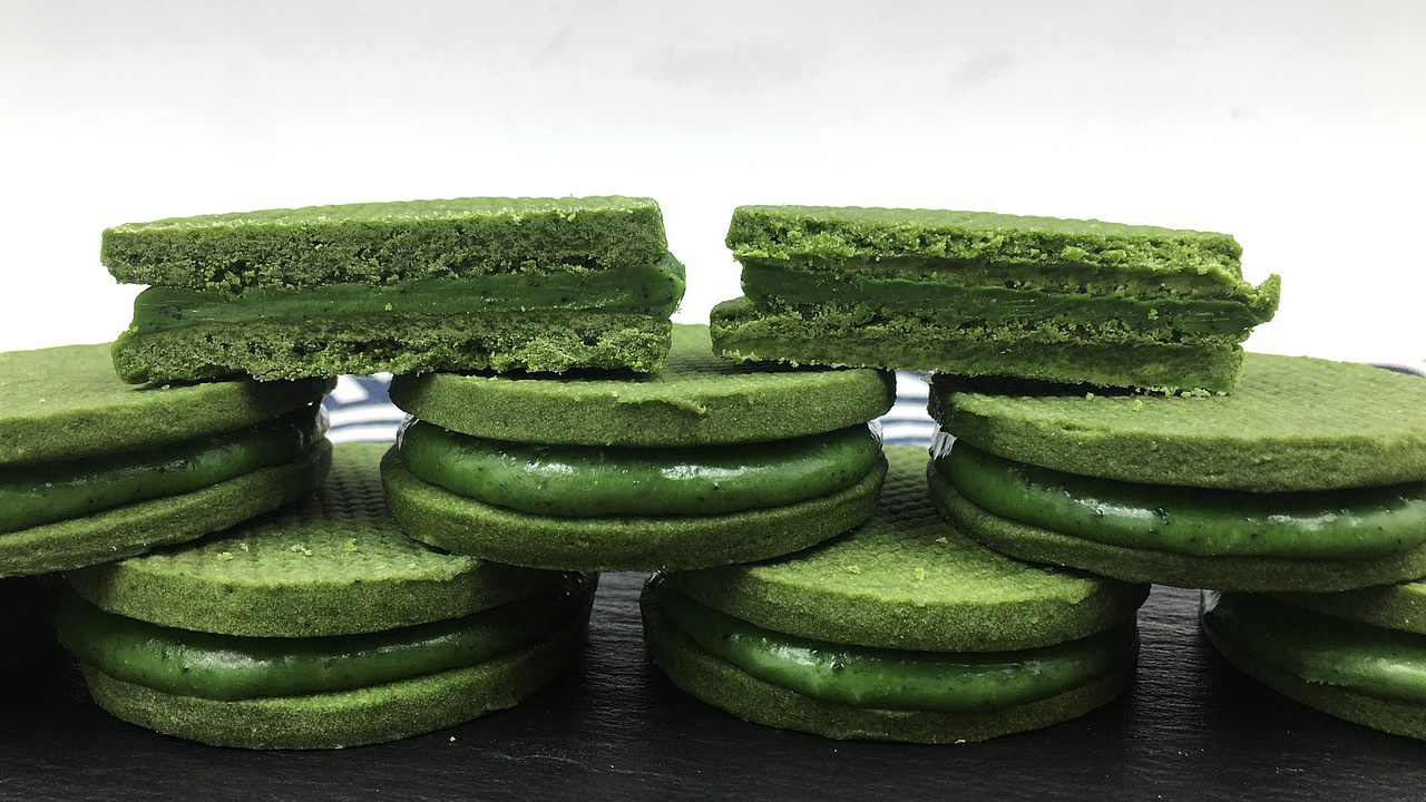 抹茶巧克力夹心饼干，口感酥脆，夹心丝滑，回味无穷。