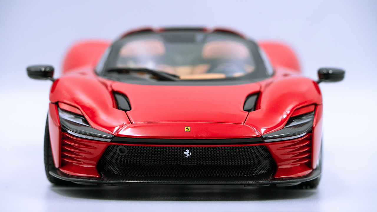 法拉利Daytona SP3 1:18 burago