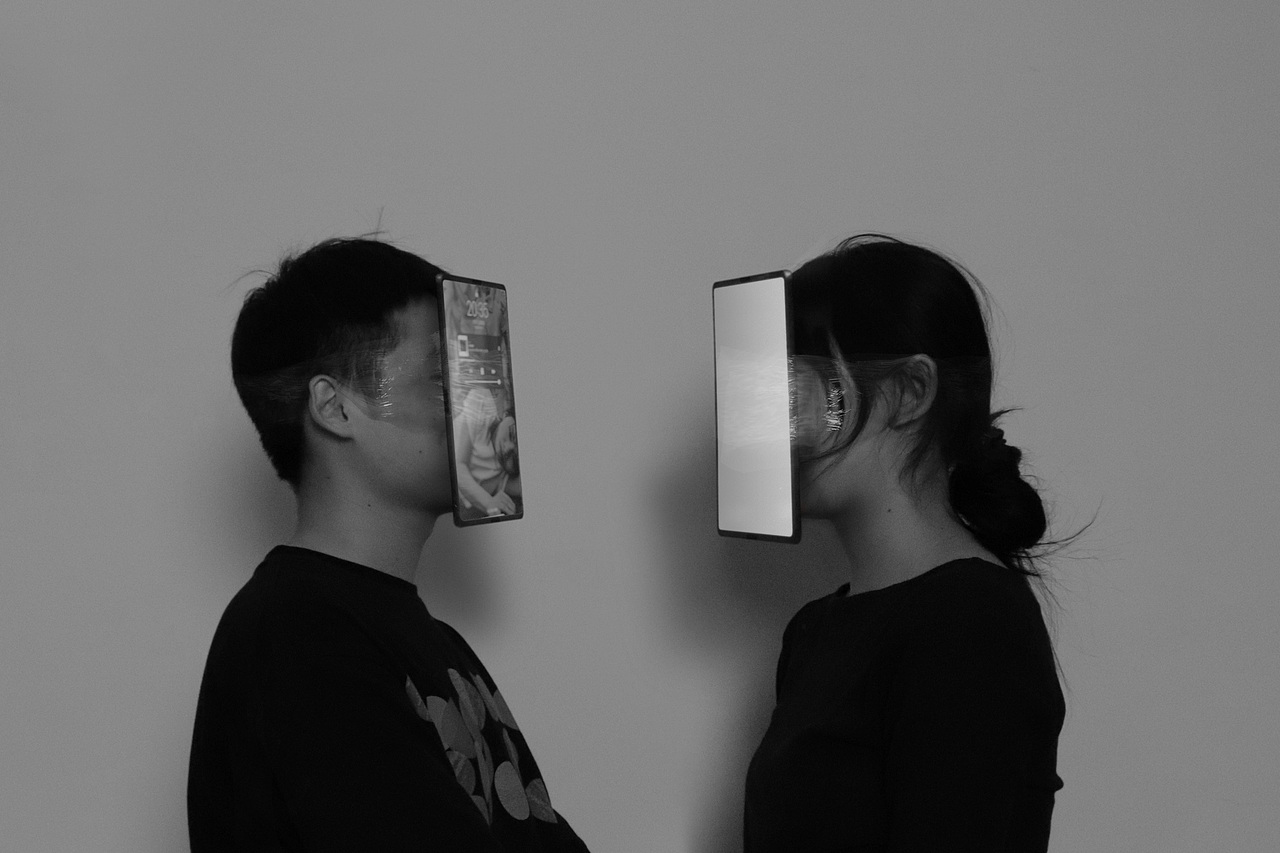 “真实”
网络里真实有待商榷,面具无处不在<br>