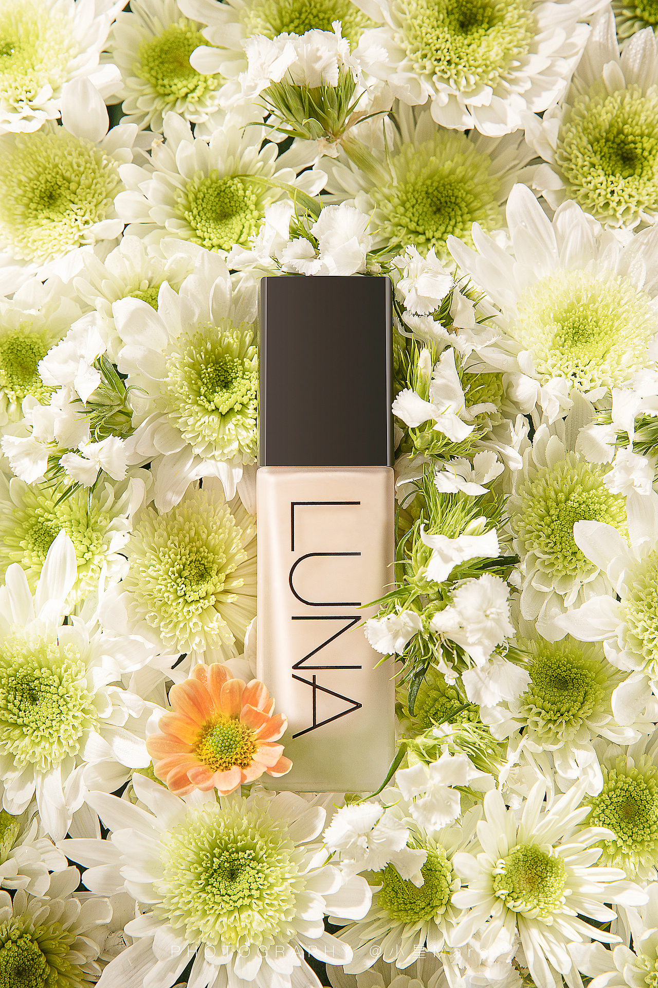 美妆摄影丨一些与鲜花做搭配的化妆品拍摄案例！！！（图ZMzUzNjQ5OTQ4） - 产品摄影 - 站酷设计师小星Mars原创素材 - 站酷ZCOOL