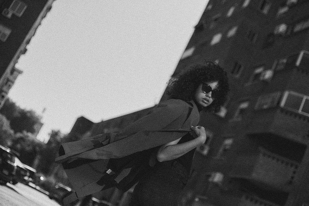 爆炸头小麦色摩登大片摄影