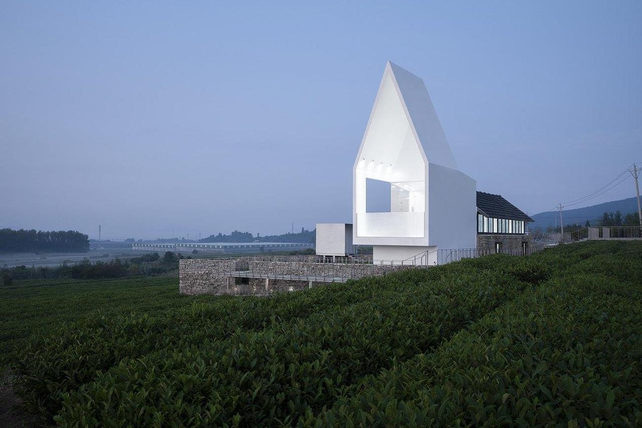 ▼由入口栈道看向茶馆