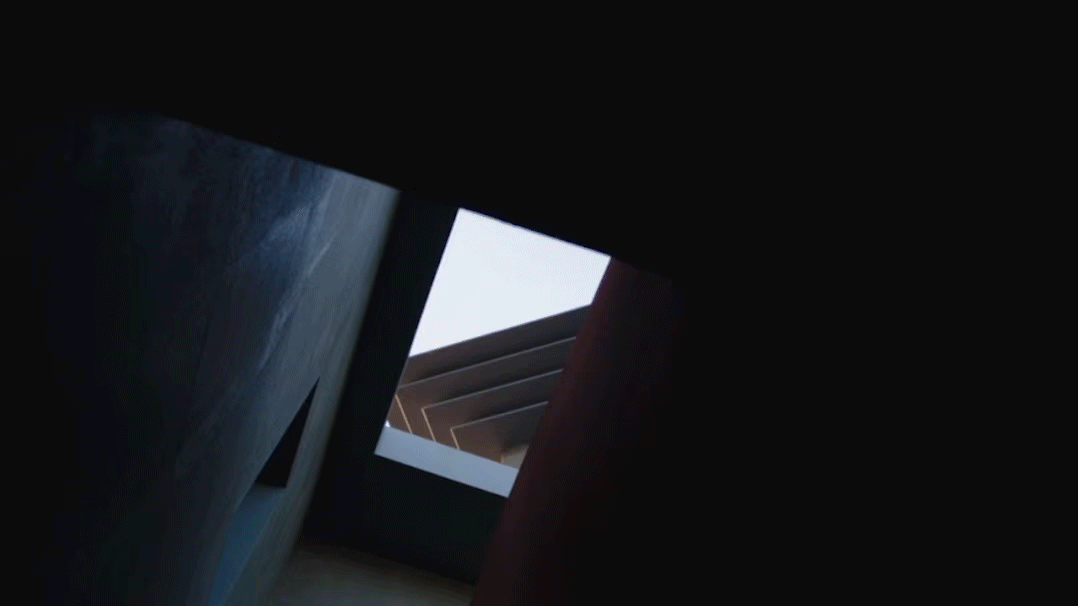 拾久—拾起久远的味道,久远味道是儿时家的味道,有烟囱、漏光的屋顶、阳光、树叶、剪影.....
湖畔拾久,在蓝色港湾的繁华中取静,京菜新做,将所有被遗忘的好奇心捡回,把北京老味道藏在烹煮者制作的佳肴里,唤醒所有生锈的感官。
这一次,设计师刘道华对建筑进行重构,用建筑师Kerry Hill的手法解构建筑,在蓝色港湾的湖畔新建拾久。