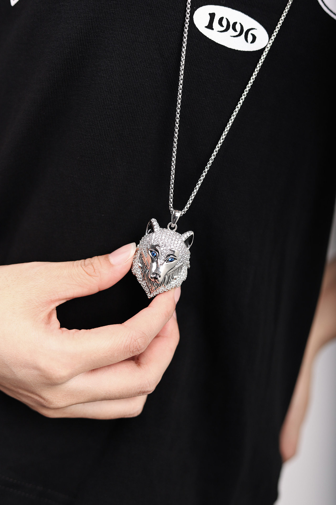 十二生肖水晶镶钻挂饰（人物拍摄）（图ZMzA5MDg4NzI4） - 产品摄影 - 站酷设计师假正经Girlirl原创素材 - 站酷ZCOOL