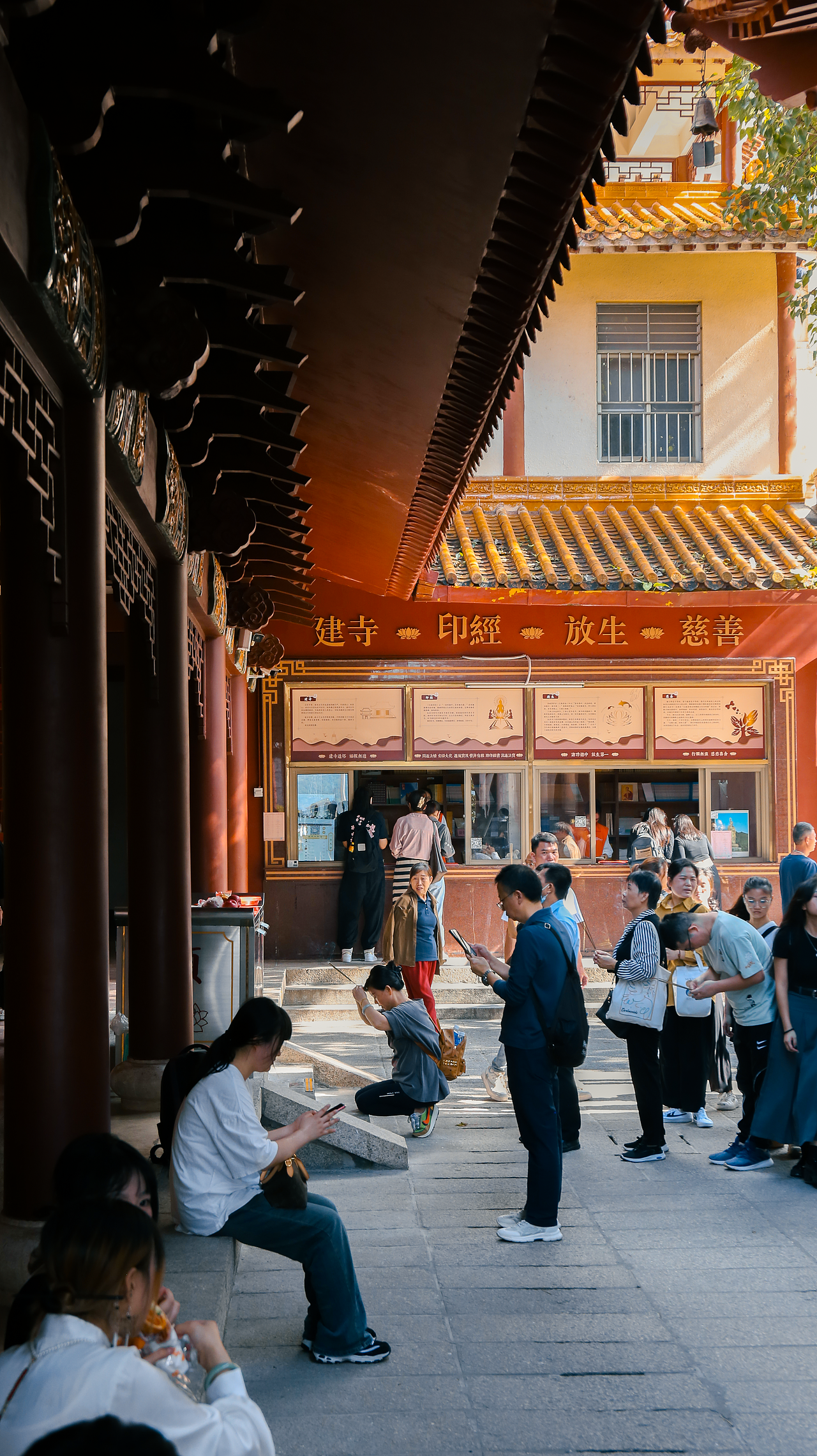 山寺清幽一缕青烟