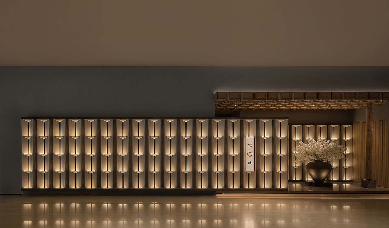 在这里,人们经由眼前客观之物得以与对大千世界的万事万物的感悟相连,在时间的流逝中,真正的欣赏空间之美、感叹纯粹的食物之灵,这也这正是设计师希望在傲鳗的空间中传递的场所精神所在。