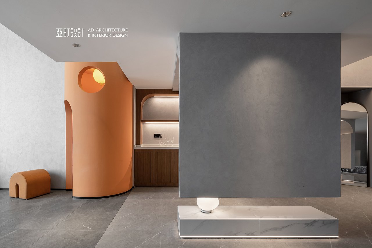 入门处的西厨空间是进入客厅前的通道,这里是除了睡眠区以外唯一未做挑空的空间,以此作为前方开阔背景的前奏和铺垫。