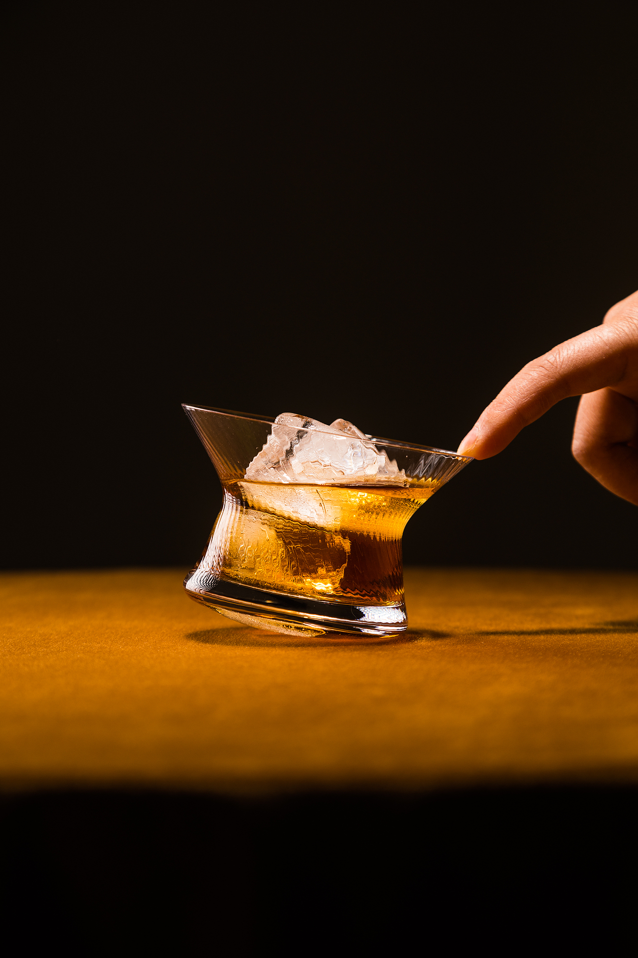 《It's You》| 旋转杯 | 水杯 | 玻璃杯 | 酒杯 | 饮具（图ZMzM5NzkwOTYw） - 产品摄影 - 站酷设计师一毛拍美器原创素材 - 站酷ZCOOL