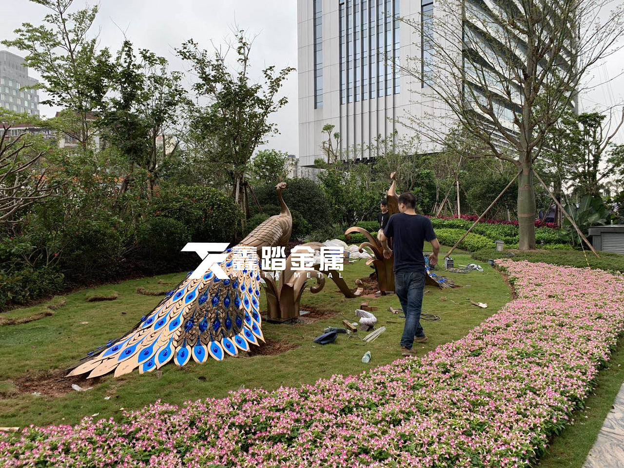 中轴景观不锈钢雕塑 小区中轴景观不锈钢仿真孔雀雕塑