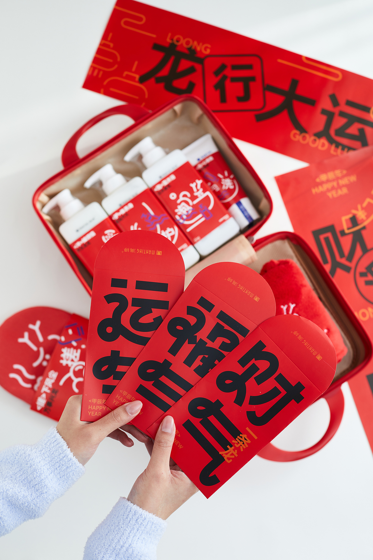 美妆洗护产品拍摄 | 满婷洗发水沐浴露 新年洗护套装（图ZMzY3MjA2MzQ0） - 产品摄影 - 站酷设计师陈摄视觉原创素材 - 站酷ZCOOL