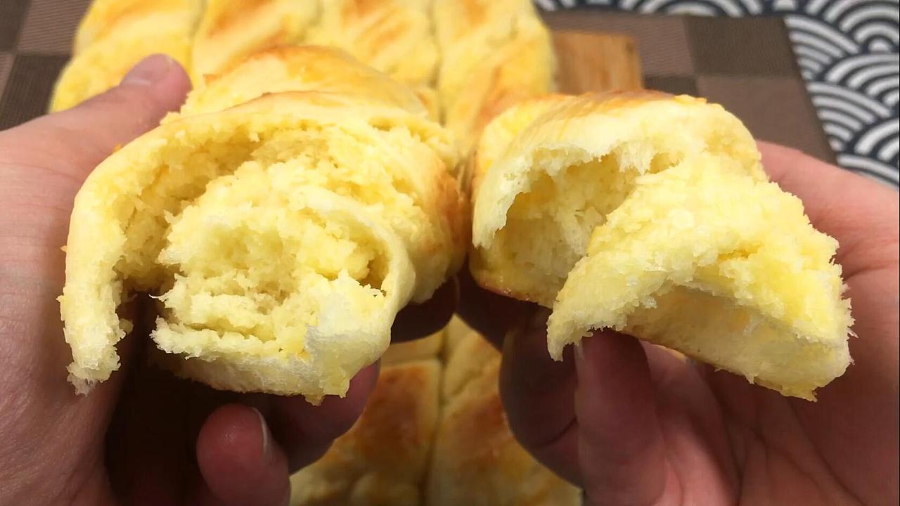 奶香椰蓉面包卷,易出膜超蓬松,浓浓椰香和奶香味。