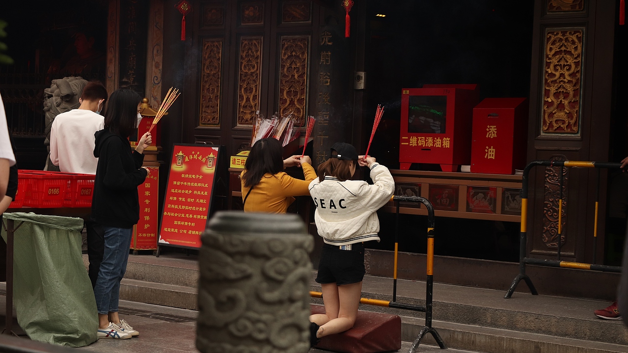 香火——泉州关帝庙街拍（图ZMzQzNjA4NjU2） - 人文/纪实摄影 - 站酷设计师Vatiri_原创素材 - 站酷ZCOOL