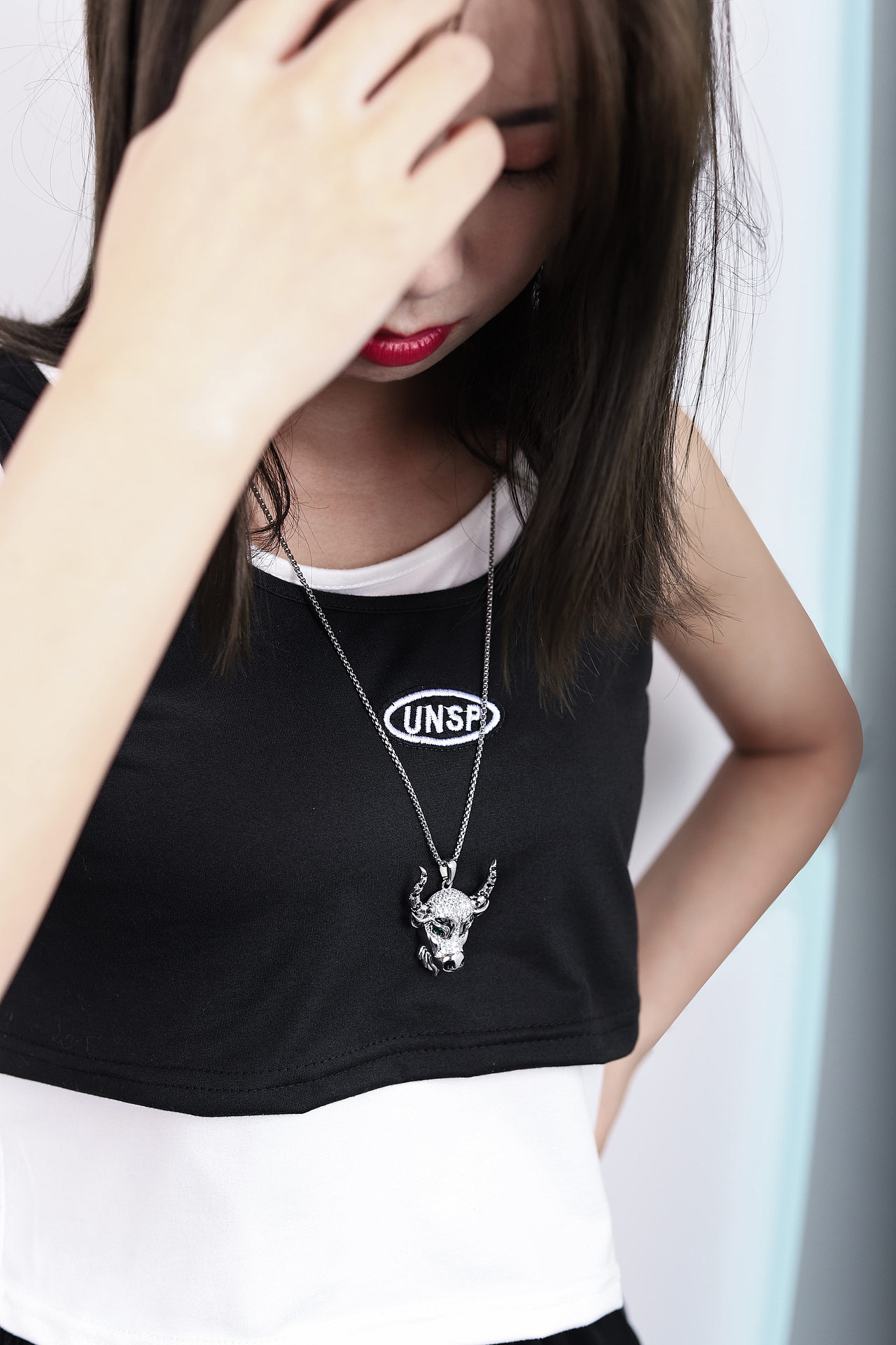 十二生肖水晶镶钻挂饰（人物拍摄）（图ZMzA5MDg4Njg0） - 产品摄影 - 站酷设计师假正经Girlirl原创素材 - 站酷ZCOOL