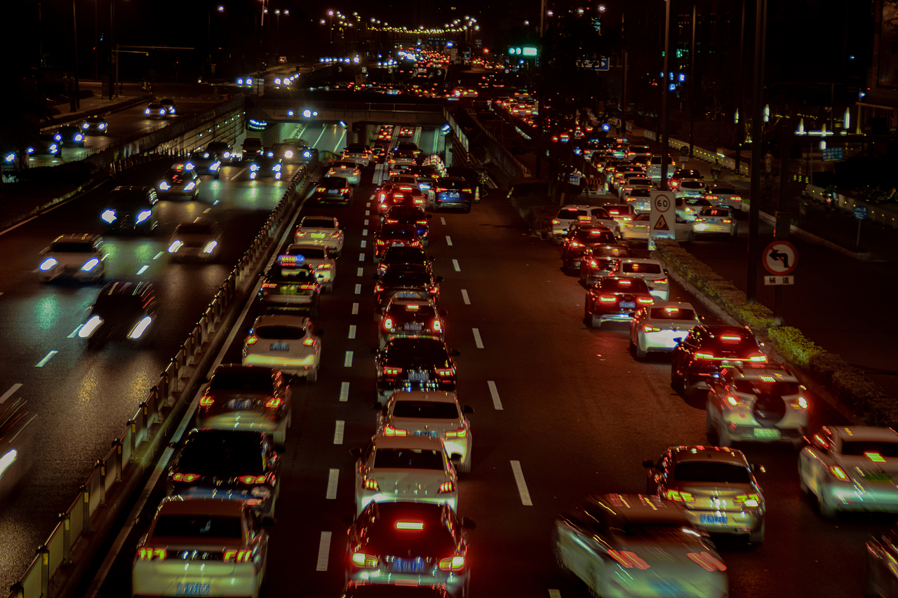夜幕降临-川流不息
