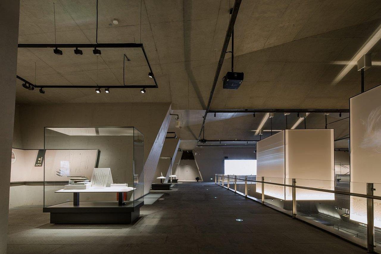 中央展厅二层 br> br> br> br>这样在大尺度的景区视距内看不到新