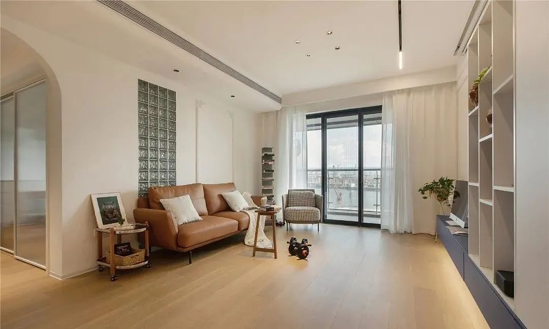 114m²简约温馨三居,白色+克莱因蓝的搭配,明净又高级
