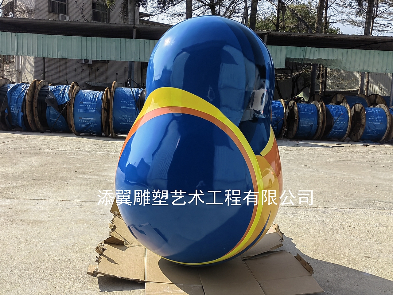 踩它，它立即站起来玻璃钢大型不倒翁雕塑又增添勇气