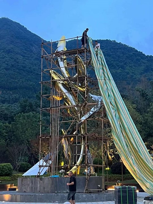 龙岩广场不锈钢电镀雕塑 10米金色渐变鱼跃水面雕塑