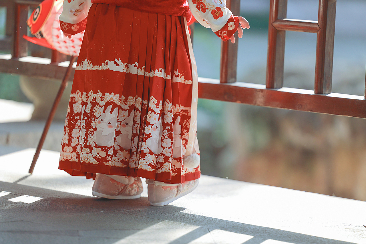 小小少女轻舞鱼灯