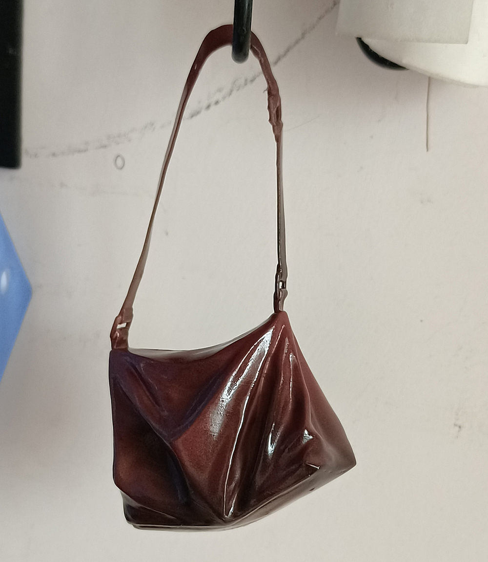 书包喷好后再喷上亮光保护漆