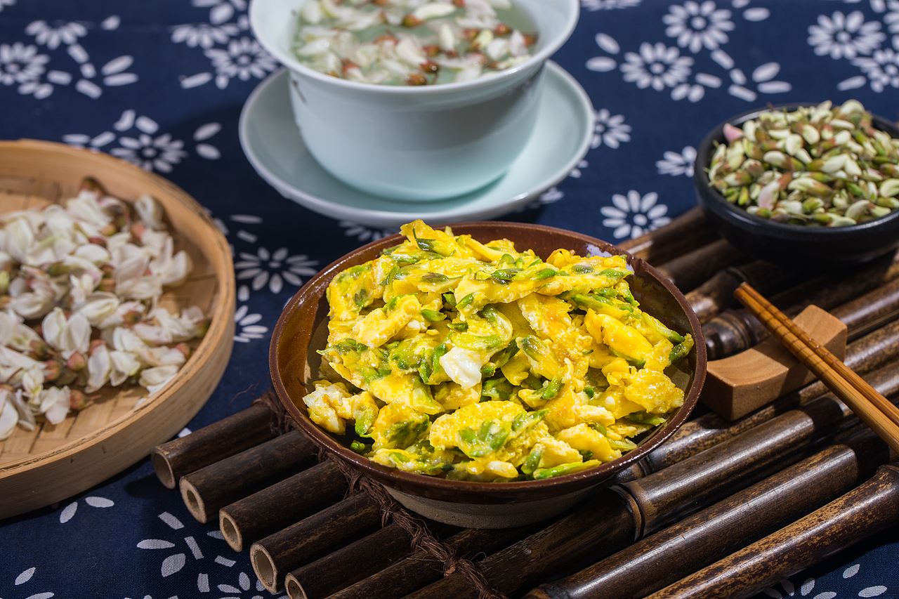 一碗带有春天色彩的美食-槐花炒鸡蛋