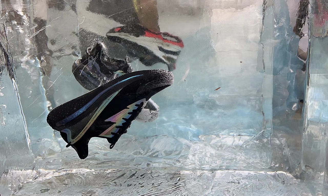 有趣的静物拍摄——冰块中鞋子