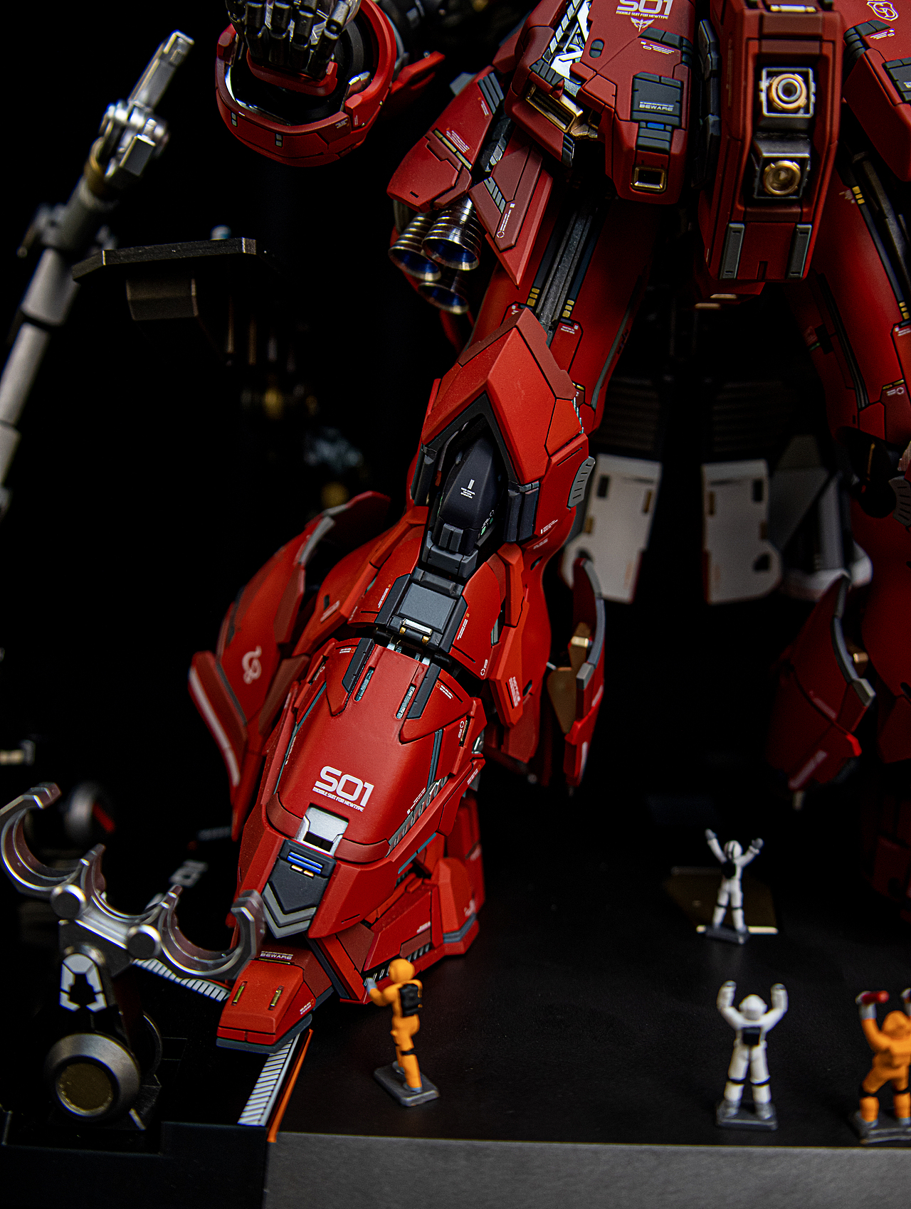 万代MG沙扎比+育胶GK套件 格纳库小人仔场景制作