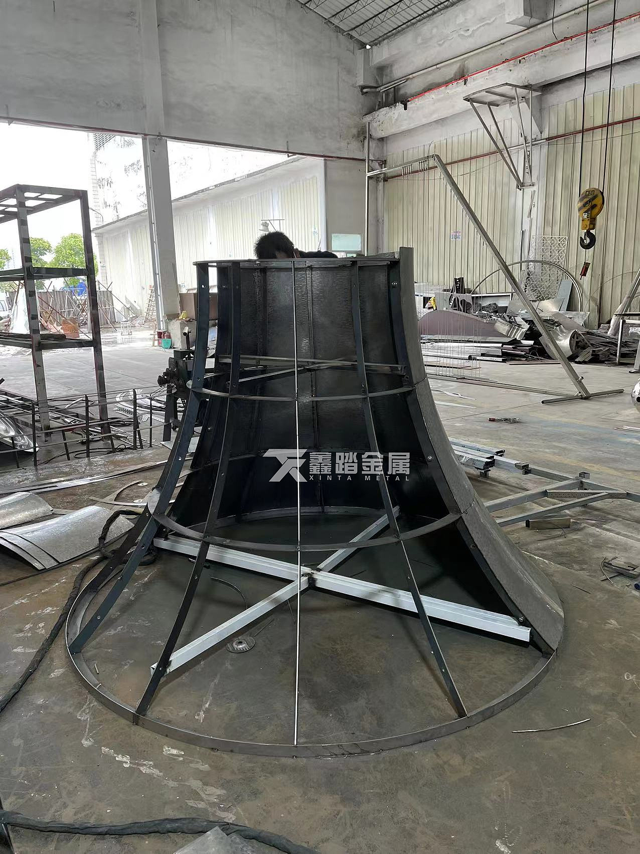 酒店门厅双曲面不锈钢包柱 镜面不锈钢喇叭造型包柱