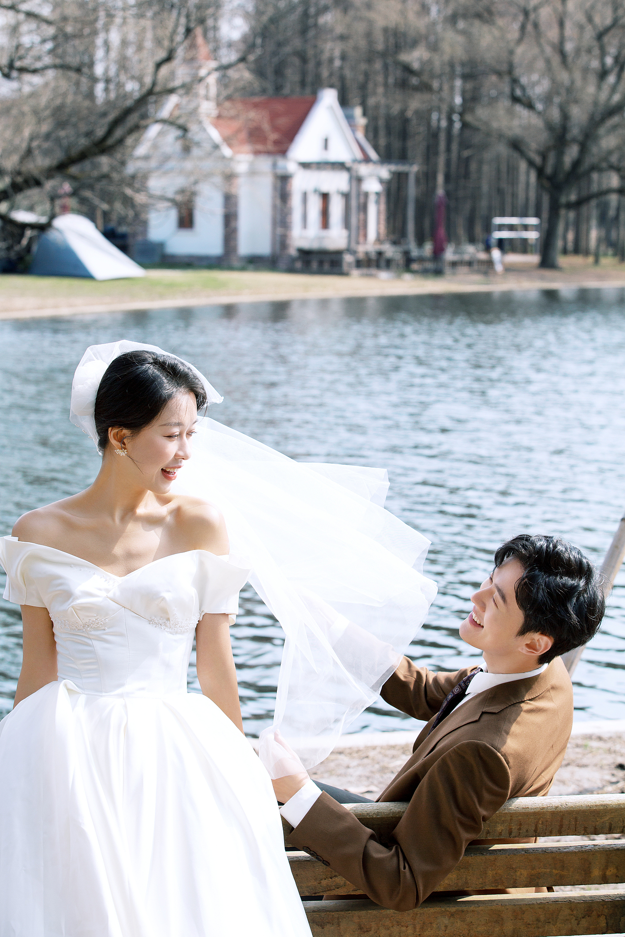 安利给备婚的小姐姐们,高级感电影风草坪婚纱照