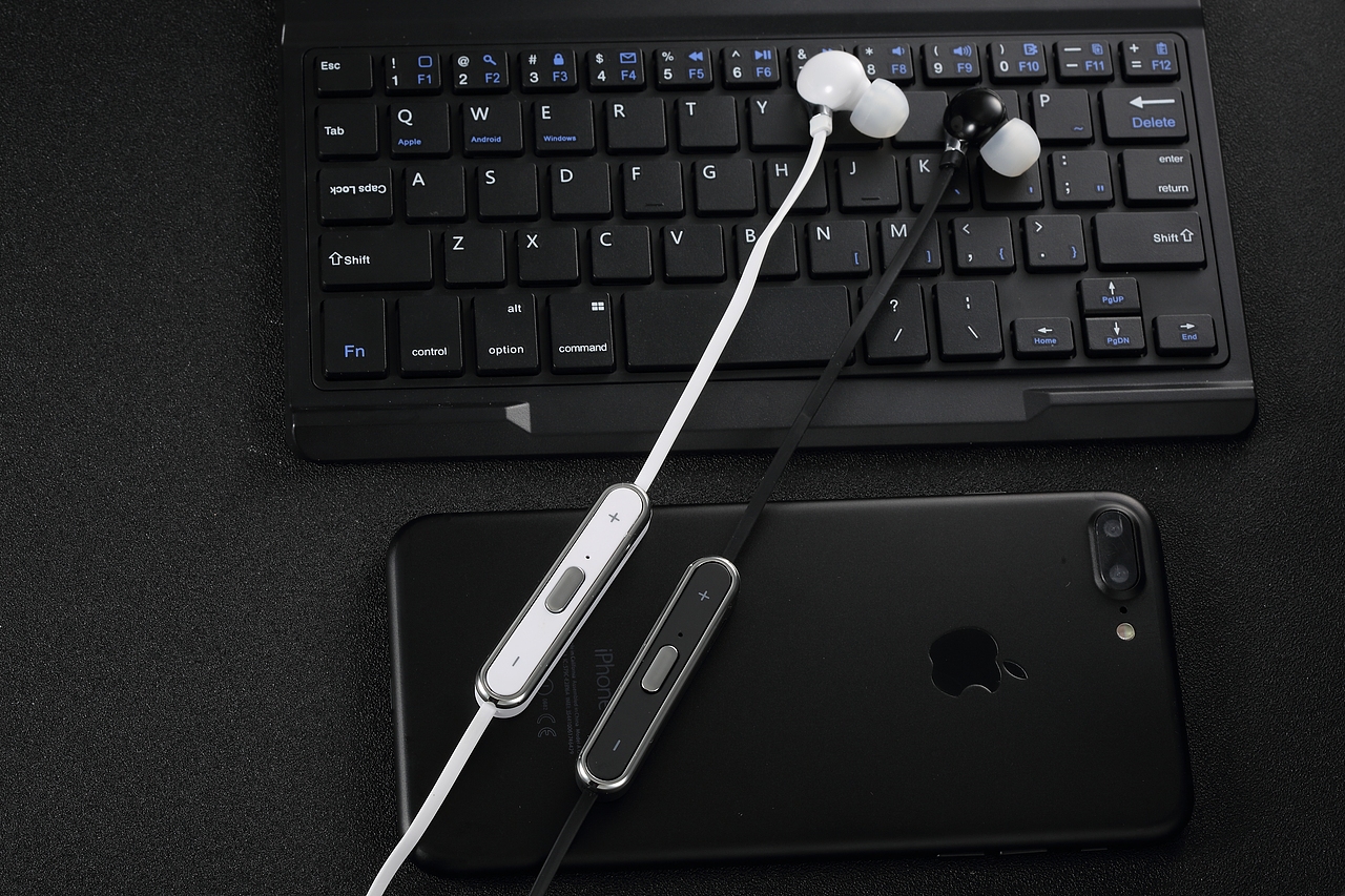 耳机实拍场景图（图ZMzY2MDEyNTQw） - 产品摄影 - 站酷设计师sijane原创素材 - 站酷ZCOOL