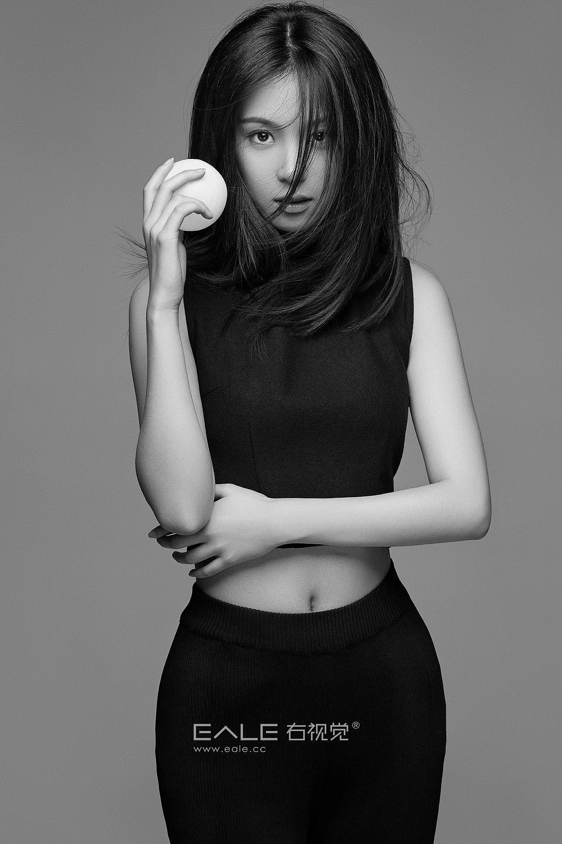 黑白人像 她