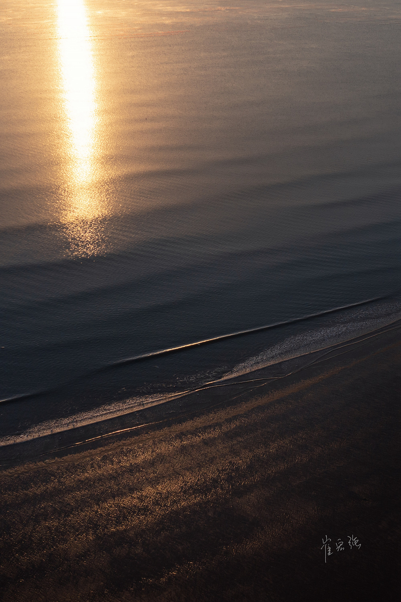 太阳升起后,低角度照射海面。
