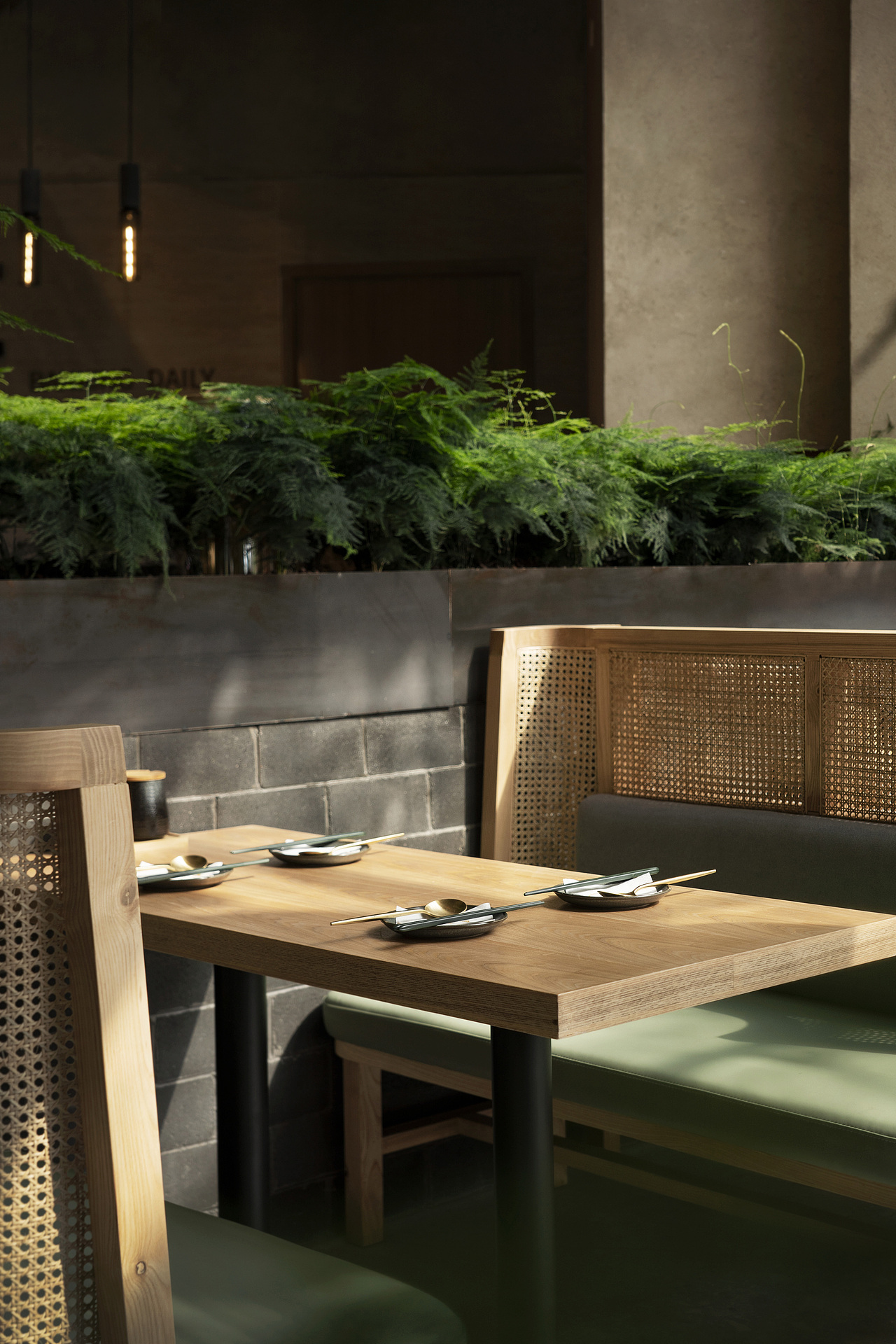 本次项目的设计以【船】为始,以【动】为核心,一步换一景,交错重叠却又相互承接融洽。踏进庭院,视觉随着空间蜿蜒前进,增强空间的空间感和丰富感,仿佛置身绿野,恬静放松,空间似远似进,仿佛随着绿野向前走,我们能随着生命的延伸探索着更多的感受和体验。