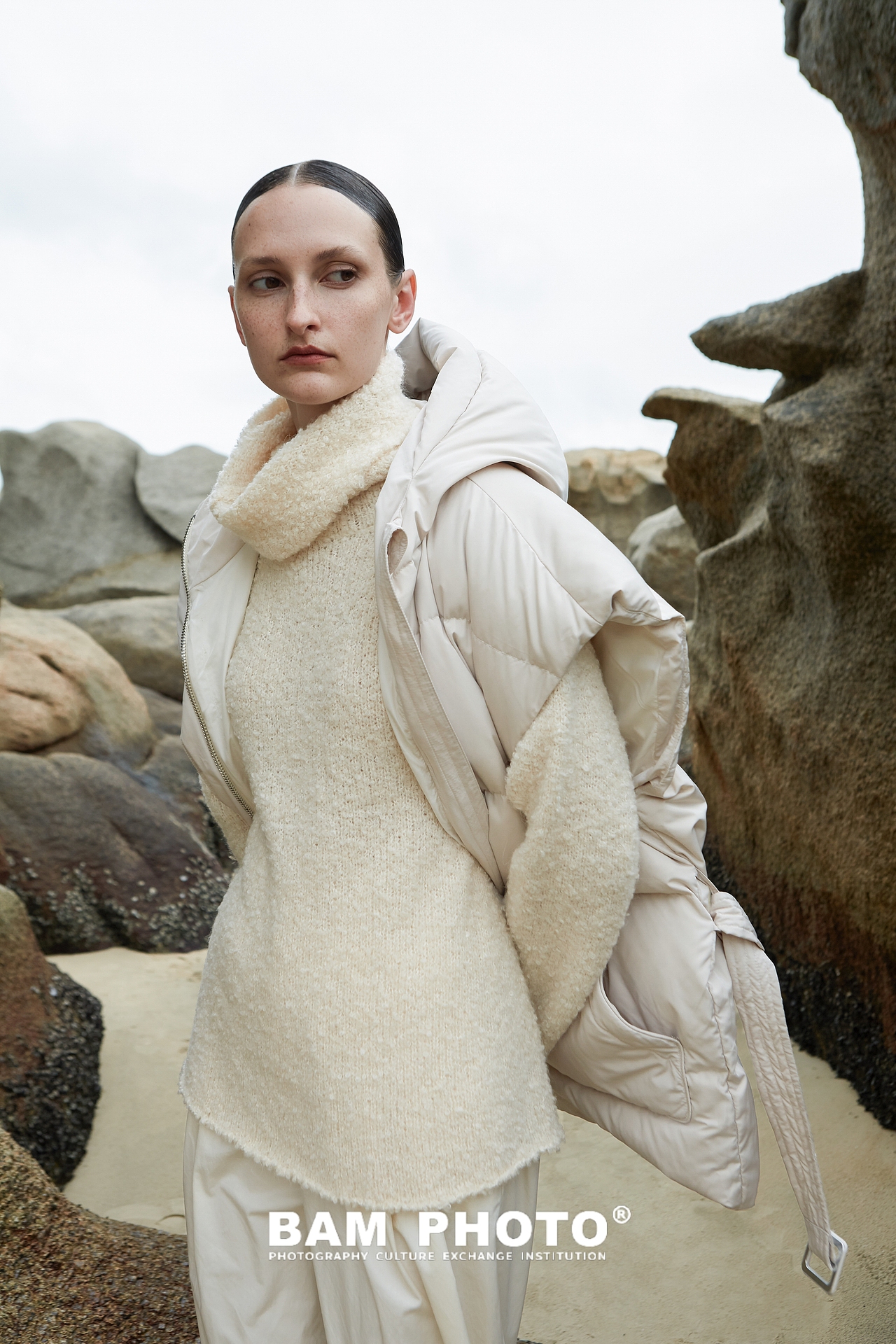 摄影｜海边拍时尚女装大片，极简氛围感拉满！（图ZMzU4MzY3MTQ4） - 时尚/艺术摄影 - 站酷设计师和光白马工作室原创素材 - 站酷ZCOOL