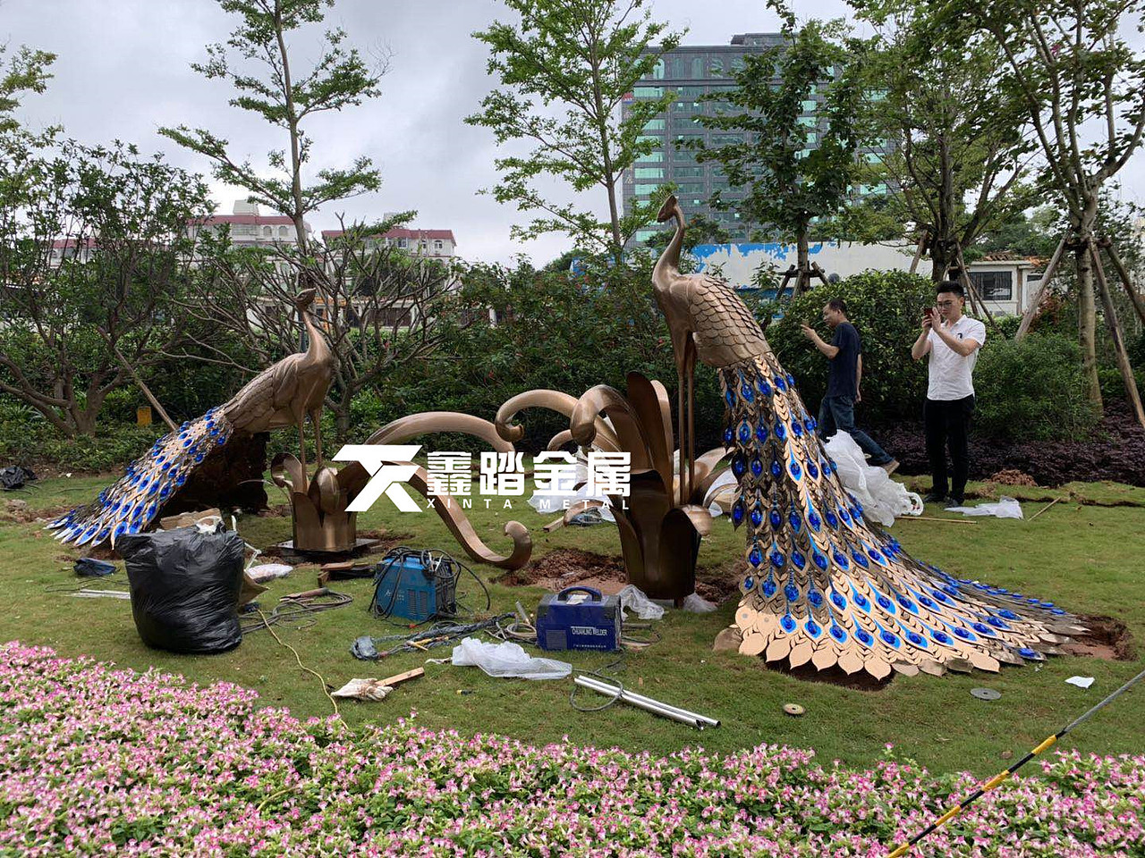 中轴景观不锈钢雕塑 小区中轴景观不锈钢仿真孔雀雕塑